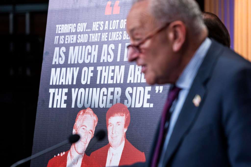 WASHINGTON (United States), 30/07/2025.- US Senate Minority Leader Chuck Schumer (R) speaks about US President Donald Trump's relationship with late sex offender Jeffrey Epstein in the US Capitol in Washington, DC, USA, 30 July 2025. Schumer and other Senate Democrats are trying to force the release of the so-called Epstein files. EFE/EPA/JIM LO SCALZO