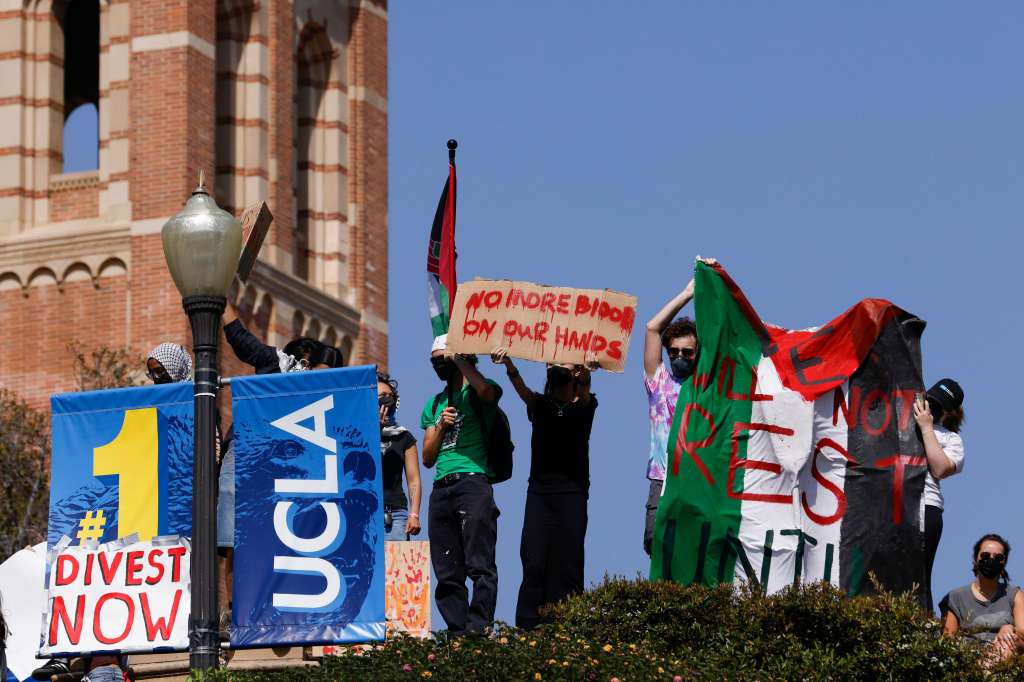 Los Angeles (United States), 01/05/2024.- People gather in support of pro-Palestinian protesters in the encampment on the campus of University of California Los Angeles (UCLA) in Los Angeles, California, USA, 01 May 2024. Nationwide protests have sprung up across the country on school campuses, many calling for institutions to divest investments in Israel and in support of a ceasefire in the Gaza conflict. (Protestas) EFE/EPA/CAROLINE BREHMAN