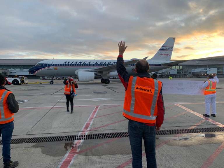 Avianca reanudó operaciones desde Bogotá a destinos como Barranquilla, Bucaramanga, Cali, Cartagena, Cúcuta, Medellín, Montería, Pereira y San Andrés. Desde el 7 de septiembre reiniciará operaciones desde Bogotá a Pasto, Santa Marta, Villavicencio y desde Medellín a Cali y Cartagena.