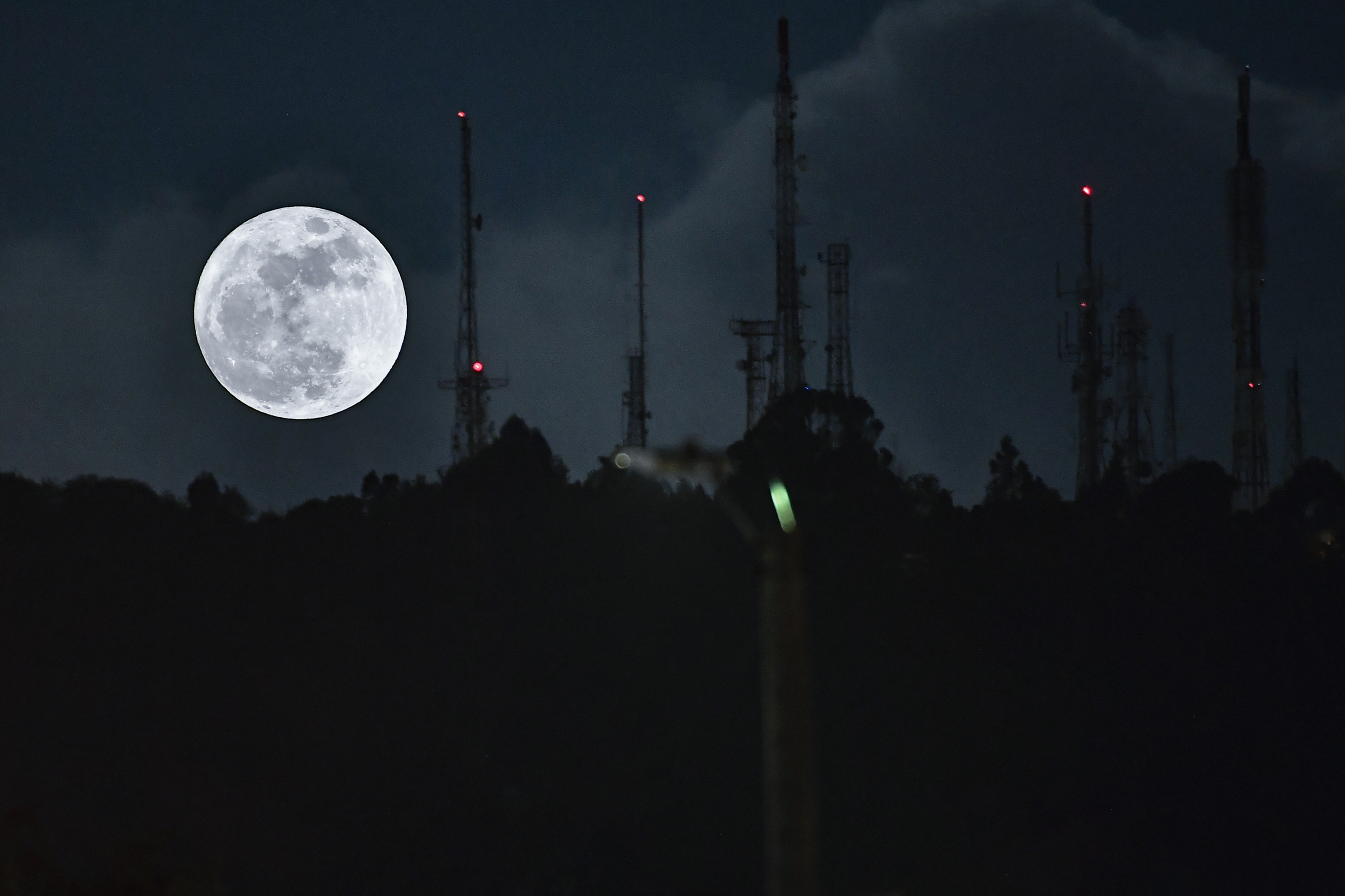 Super luna azul sobre los cerros de Bogotá