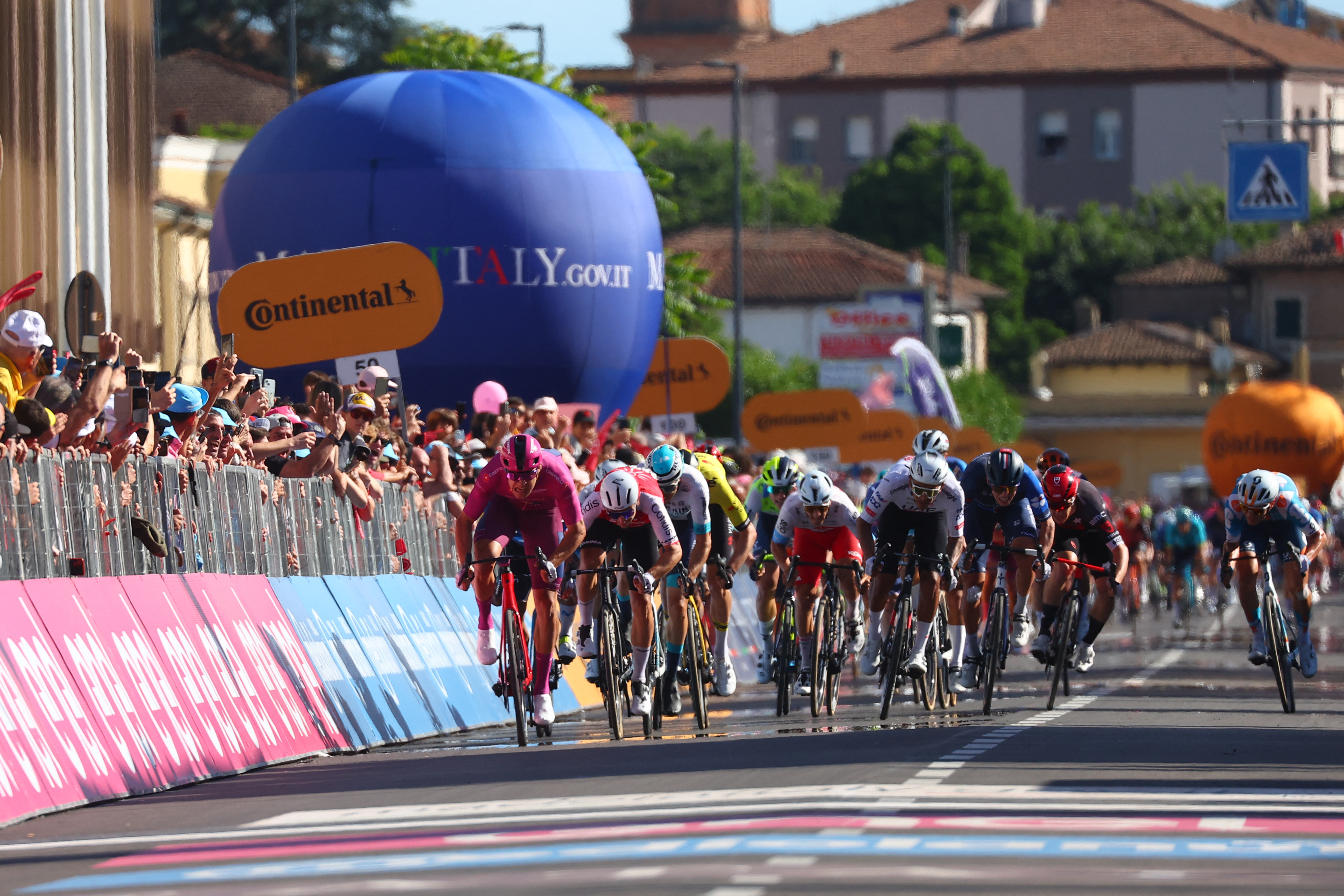 Best sprinter's cyclamen jersey Team Lidl-Trek's Italian rider Jonathan Milan (L) sprints to win the 13th stage of the 107th Giro d'Italia cycling race, 179km between Riccione and Cento, on May 17, 2024. (Photo by Luca Bettini / AFP)
