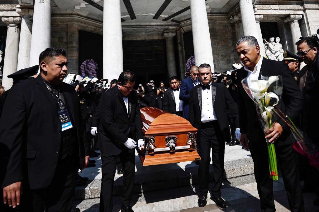 MEX6419. CIUDAD DE MÉXICO (MÉXICO), 30/11/2024.- Los restos de la actriz mexicana Silvia Pinal son retirados, este sábado del Palacio de Bellas Artes en Ciudad de México (México). La actriz Silvia Pinal, considerada como la última diva del cine, radio, teatro y televisión mexicana, recibió este sábado un sentido, emotivo y respetuoso homenaje en el Palacio de Bellas Artes de la Ciudad de México, tras su deceso el pasado jueves a los 93 años. EFE/ Sáshenka Gutiérrez