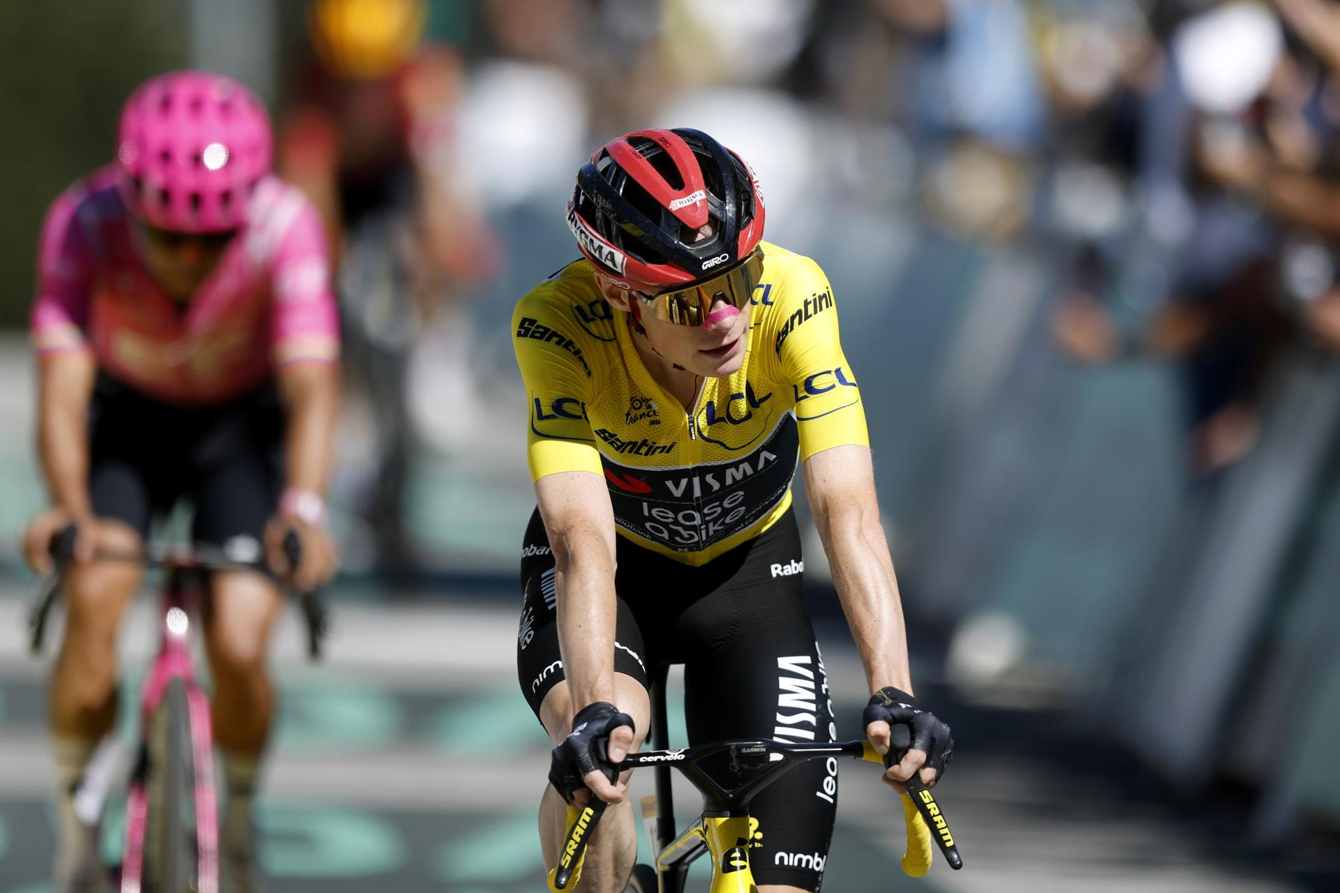 PYRENEES-ORIENTALES (France), 06/07/2026.- Yellow Jersey overall leader Danish cyclist Jonas Vingegaard of Team Visma | Lease a Bike crosses the finish line in second place during Stage 3 of the Tour de France, a 195.9 km route from Granollers, Spain to Les Angles, France, 06 July 2026. (Ciclismo, Francia, España) EFE/EPA/YOAN VALAT
