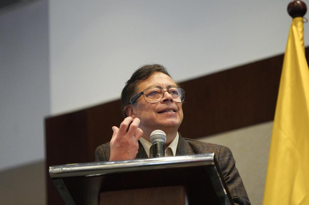 AME2260. BOGOTÁ (COLOMBIA), 26/08/2026.- El expresidente de Colombia Gustavo Petro habla durante la presentación del 'Gabinete por la vida', un equipo integrado por exfuncionarios del anterior Gobierno que ejercerá oposición al presidente Abelardo de la Espriella y con el cual esperan volver al poder en 2030, este miércoles en Bogotá (Colombia). EFE/ Pablo R. Seco
