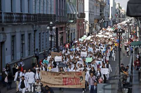 En fotos: así protestaron compañeros de los estudiantes colombianos asesinados en Puebla