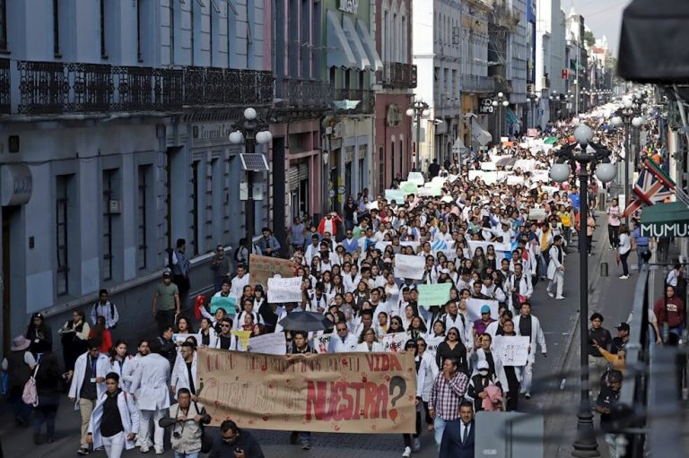 En fotos: así protestaron compañeros de los estudiantes colombianos asesinados en Puebla