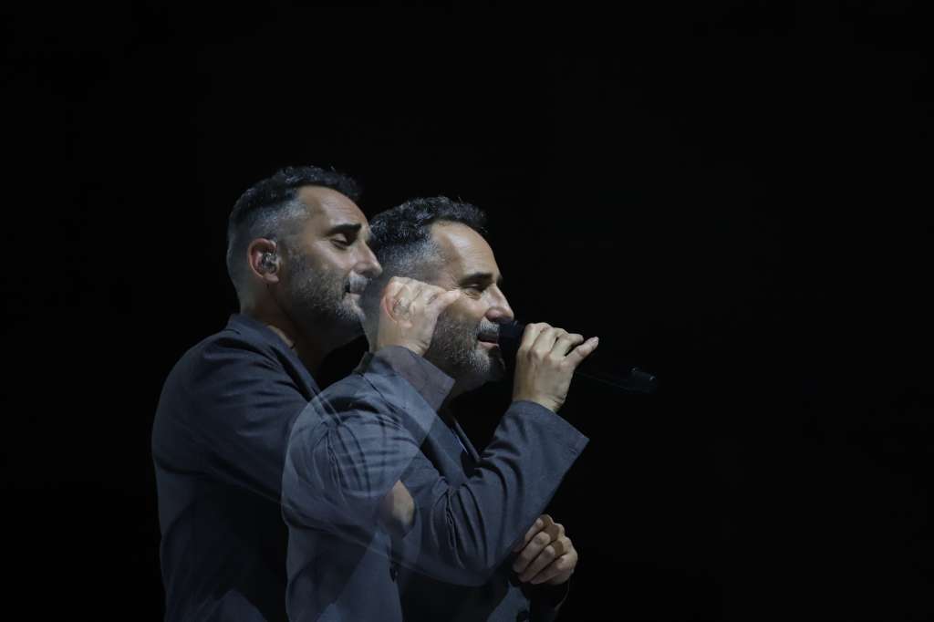 AME8592. ASUNCIÓN (PARAGUAY), 11/05/2022.- Fotografía en exposición múltiple que muestra al músico uruguayo Jorge Drexler mientras actúa durante la gira de su último disco Tinto y Tiempo hoy, en el SND Arena de Asunción (Paraguay). EFE/ Nathalia Aguilar
