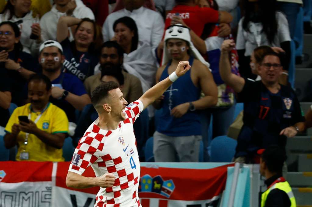 GR1038. AL WAKRAH (CATAR), 05/12/2022.- Ivan Perisic de Croacia celebra un gol hoy, en un partido de los octavos de final del Mundial de Fútbol Qatar 2022 entre Japón y Croacia en el estadio Al Janoub en Al Wakrah (Catar). EFE/ José Méndez