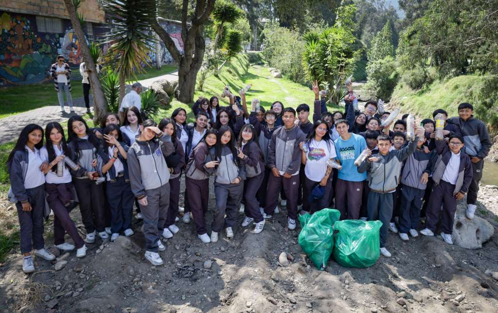 Estudiantes del Colegio José Félix Restrepo, de la localidad de San Cristóbal, durante una jornada de limpieza en la cuenta del Río Fucha, en la parte alta de su localidad.