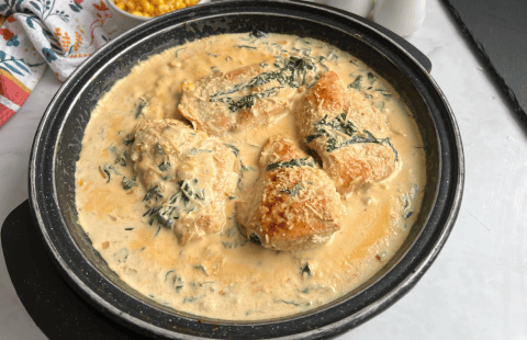 Pollo cremoso con espinaca y maíz