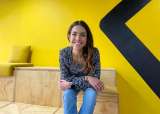 La mujer que acredita habilidades profesionales por medio de la tecnología