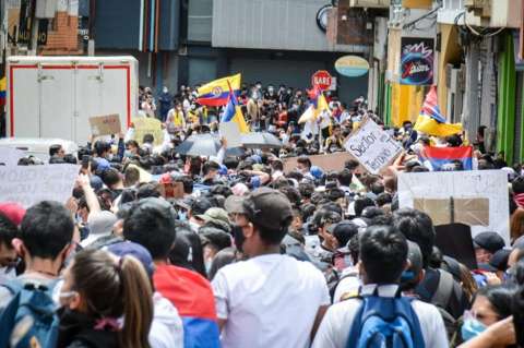 Vuelve el toque de queda a Pasto tras fuertes disturbios en las calles