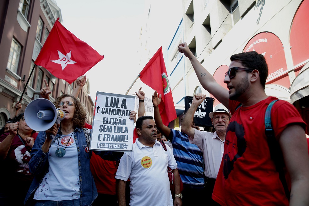 Miembros del Partido de los Trabajadores exigen la liberación de Lula. / EFE