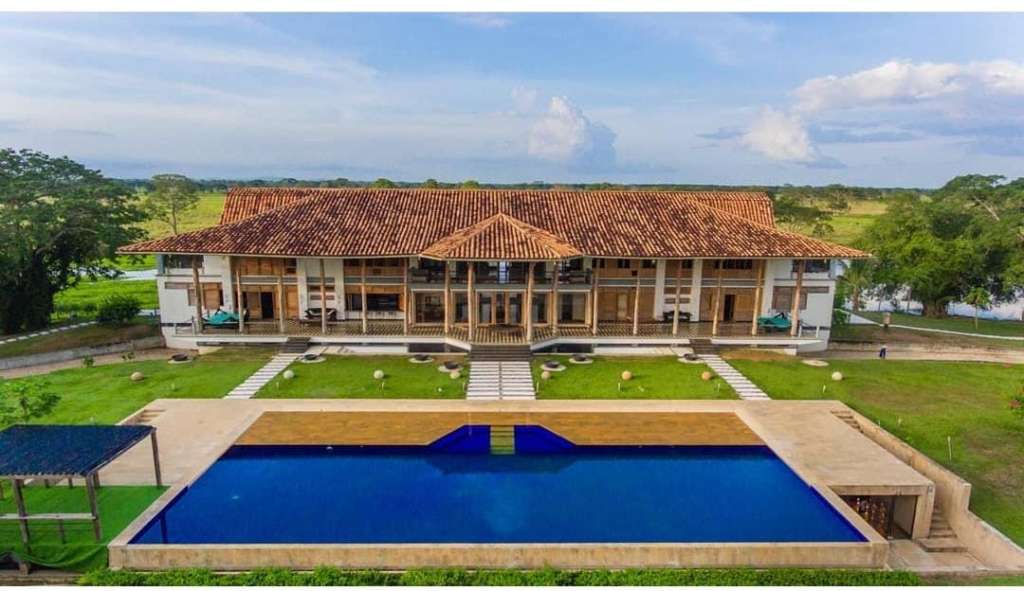 La hacienda es propiedad de Jesús Alfonso Berrío o Poncho Berrío, socio del exjefe paramilitar Vicente Castaño.
