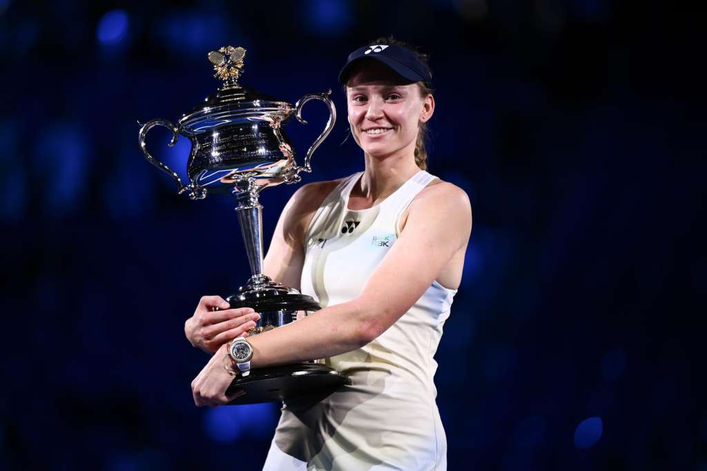 MELBOURNE (Australia), 31/01/2026.- Elena Rybakina of Kazakhstan poses for photographs with the Daphne Akhurst Memorial Cup after winning the Women’s Singles final match against Aryna Sabalenka of Belarus at the Australian Open tennis tournament in Melbourne, Australia, 31 January 2026. (Tenis, Bielorrusia, Kazajstán) EFE/EPA/JOEL CARRETT AUSTRALIA AND NEW ZEALAND OUT