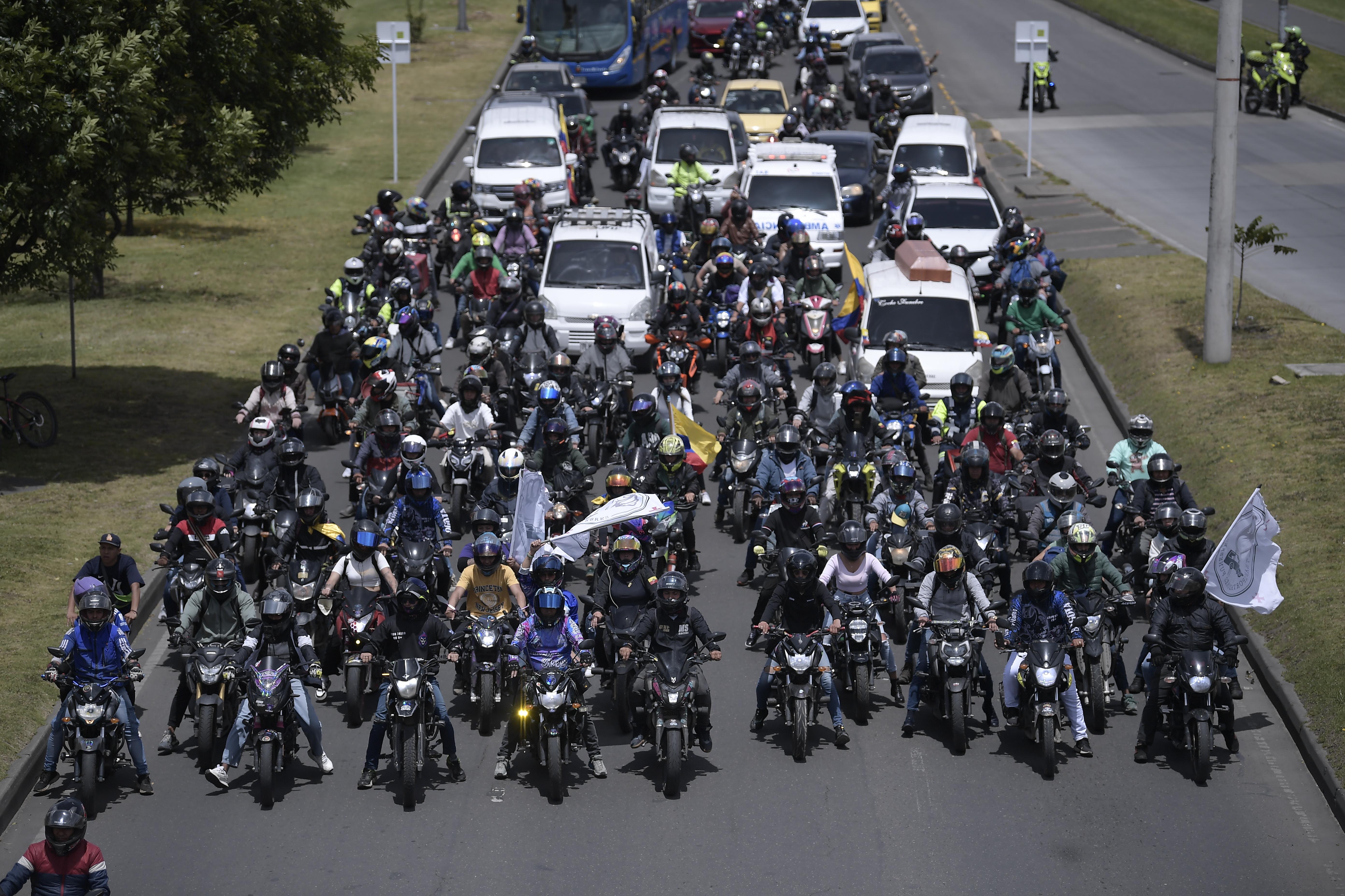 Cientos de motociclistas y conductores de varios gremios se movilizaron en Bogotá para rechazar las medidas de la administración distrital contra varios actores viales.