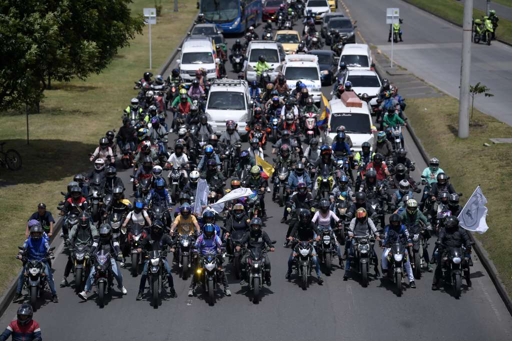 Cientos de motociclistas y conductores de varios gremios se movilizaron en Bogotá para rechazar las medidas de la administración distrital contra varios actores viales.