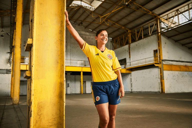Esta camiseta costará $249.990 en su versión fan para hombre y para mujer.