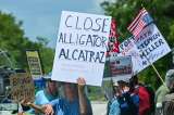 Hacinados y con poca comida: así viven los latinos presos en Alligator Alcatraz