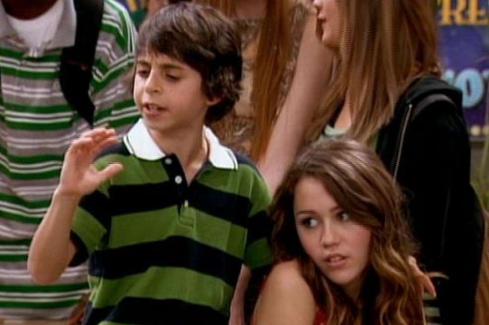 El actor que interpretó a Rico Suave, reapareció para el aniversario de la serie protagonizada por Miley Cyrus, con radical cambio físico. Así se ve hoy.