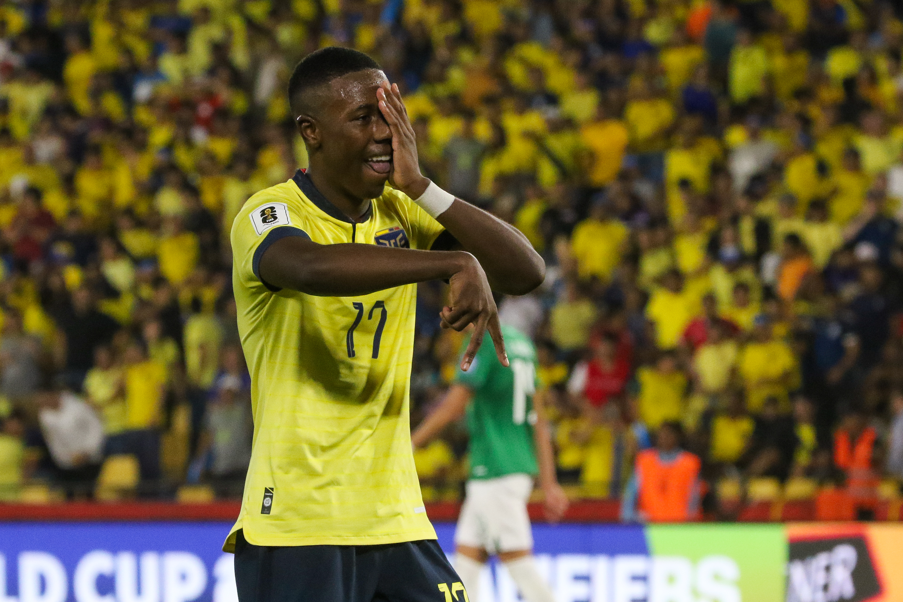 AMDEP9689. GUAYAQUIL (ECUADOR), 12/11/2024.- Alan Minda de Ecuador celebra un gol ante Bolivia este jueves, durante un partido de las eliminatorias sudamericanas al Mundial de Fútbol 2026, en el estadio Monumental, en Guayaquil (Ecuador). EFE/ Jonathan Miranda
