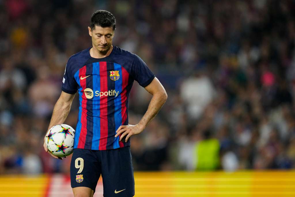 BARCELONA, 26/10/2022.- El delantero del FC Barcelona Robert Lewandowski, durante el partido de la fase de grupos de la Liga de Campeones ante el Bayern Múnich que disputan hoy miércoles en el Camp Nou, en Barcelona. EFE/Enric Fontcuberta