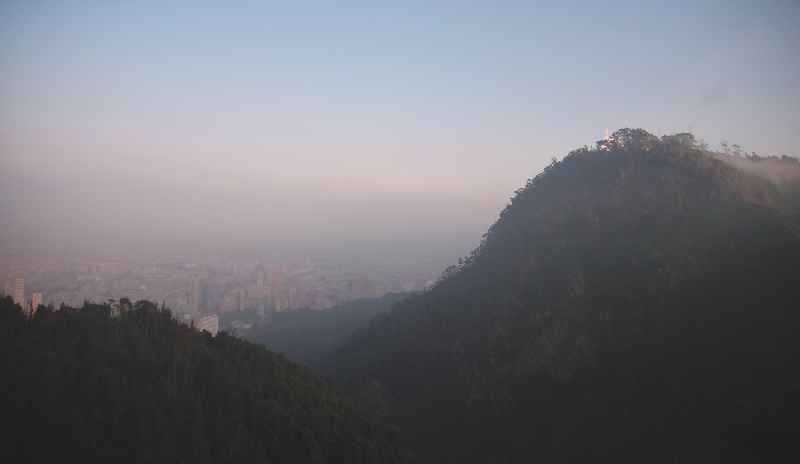 Todas estas partículas (tanto las PM10 como las PM2.5) se liberan al aire producto de varias fuentes de emisión: la combustión industrial y residencial, e incluso fenómenos naturales, como la erupción de un volcán, liberan material particulado al aire. También lo hacen, por supuesto, los incendios.