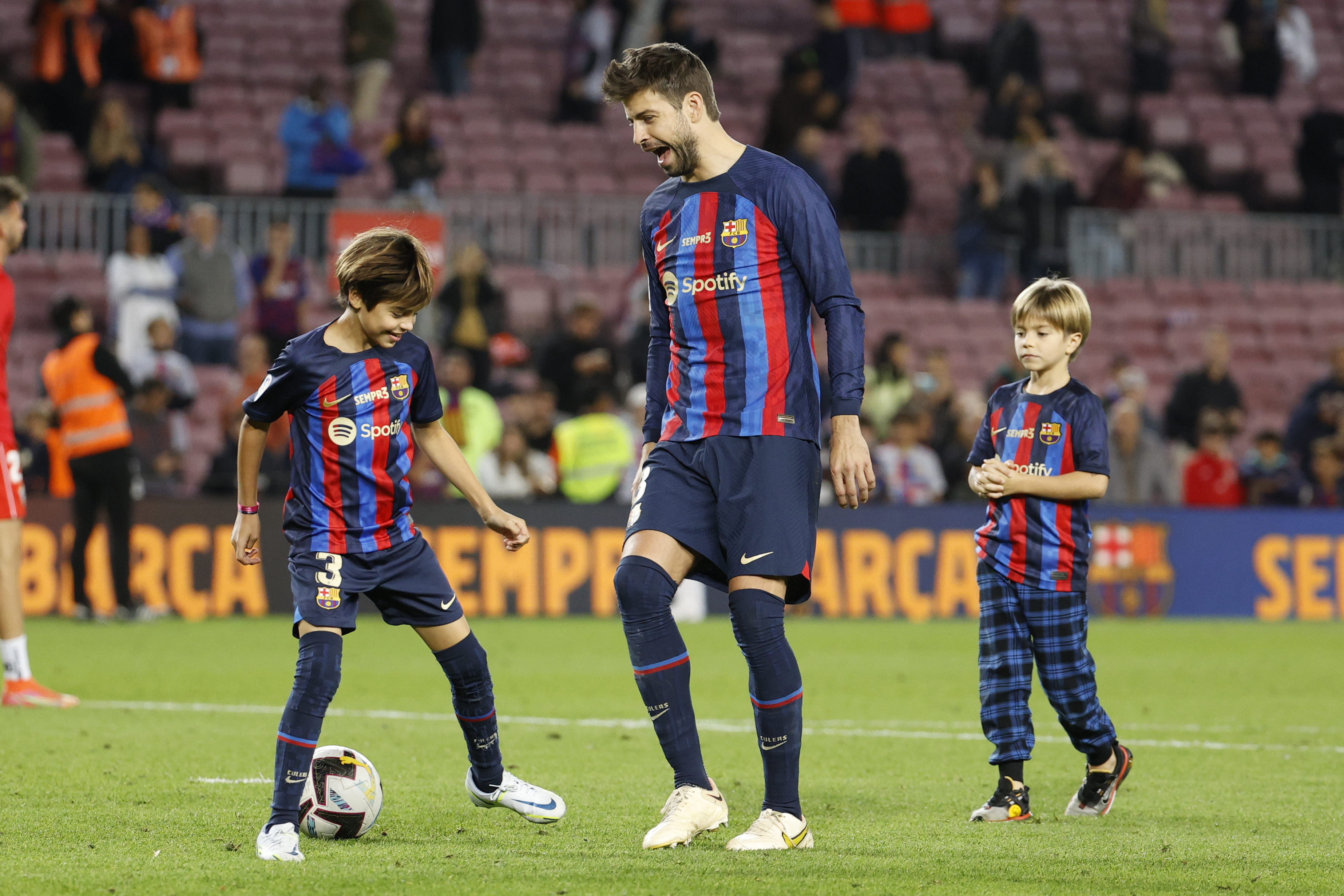 BARCELONA, 05/11/2022.- El defensa del Barcelona Gerad Piqué y sus hijos Milán y Sasha, al término del encuentro de la decimotercera jornada de LaLiga entre el FC Barcelona y el UD Almería disputado este sábado en el Camp Nou, en Barcelona. EFE/Toni Albir