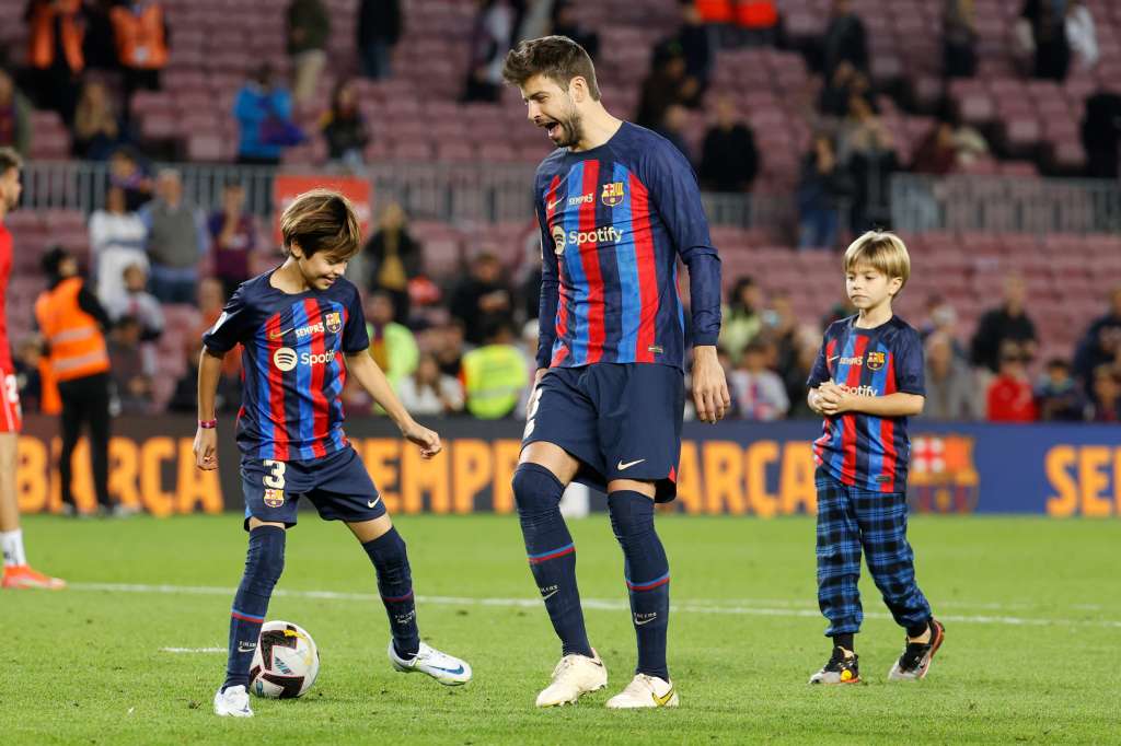 BARCELONA, 05/11/2022.- El defensa del Barcelona Gerad Piqué y sus hijos Milán y Sasha, al término del encuentro de la decimotercera jornada de LaLiga entre el FC Barcelona y el UD Almería disputado este sábado en el Camp Nou, en Barcelona. EFE/Toni Albir