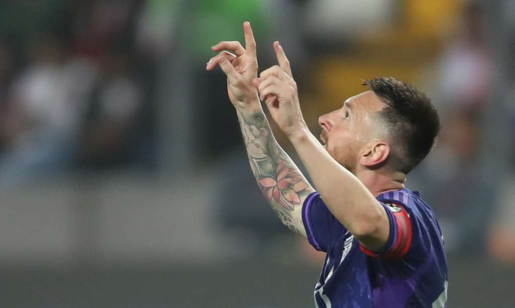 AMDEP746. LIMA (PERÚ), 17/10/2023.- Lionel Messi de Argentina celebra un gol hoy, en un partido de las Eliminatorias Sudamericanas para la Copa Mundial de Fútbol 2026 entre Perú y Argentina en el estadio Nacional de Lima (Perú). EFE/Paolo Aguilar