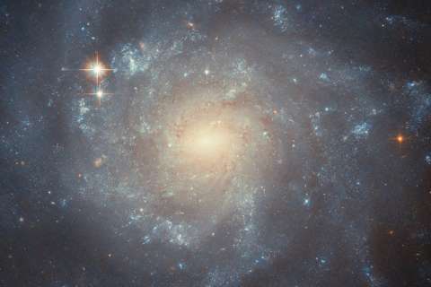 El telescopio Hubble captó galaxia en espiral distinguida por formación estelar