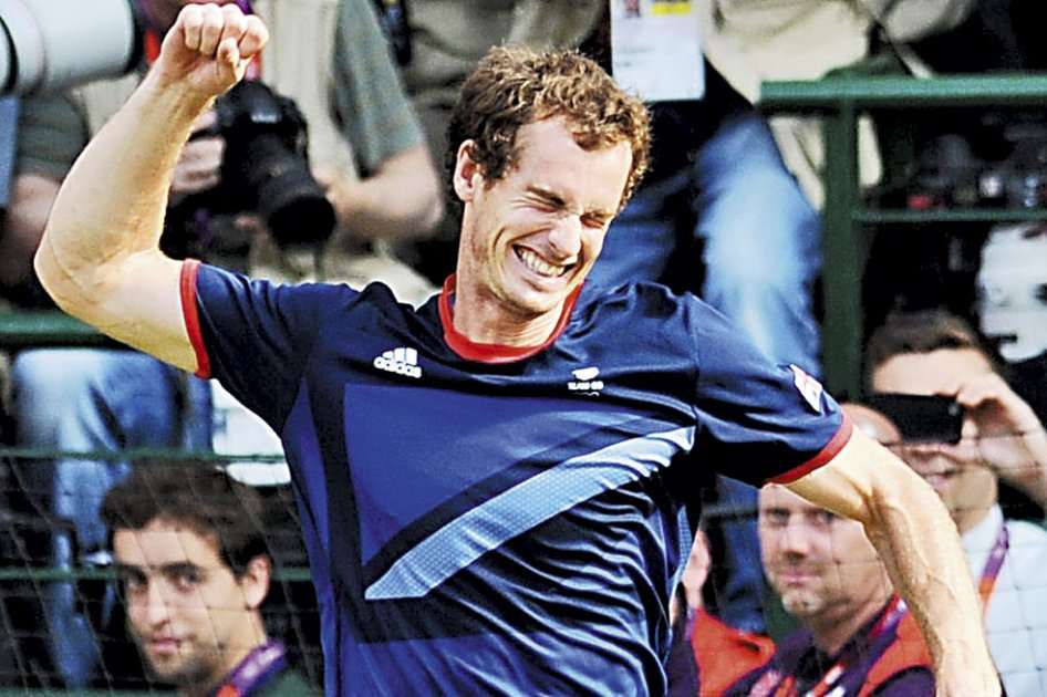 Andy Murray celebra su oro olímpico tras vencer en la final a Federer. / AFP