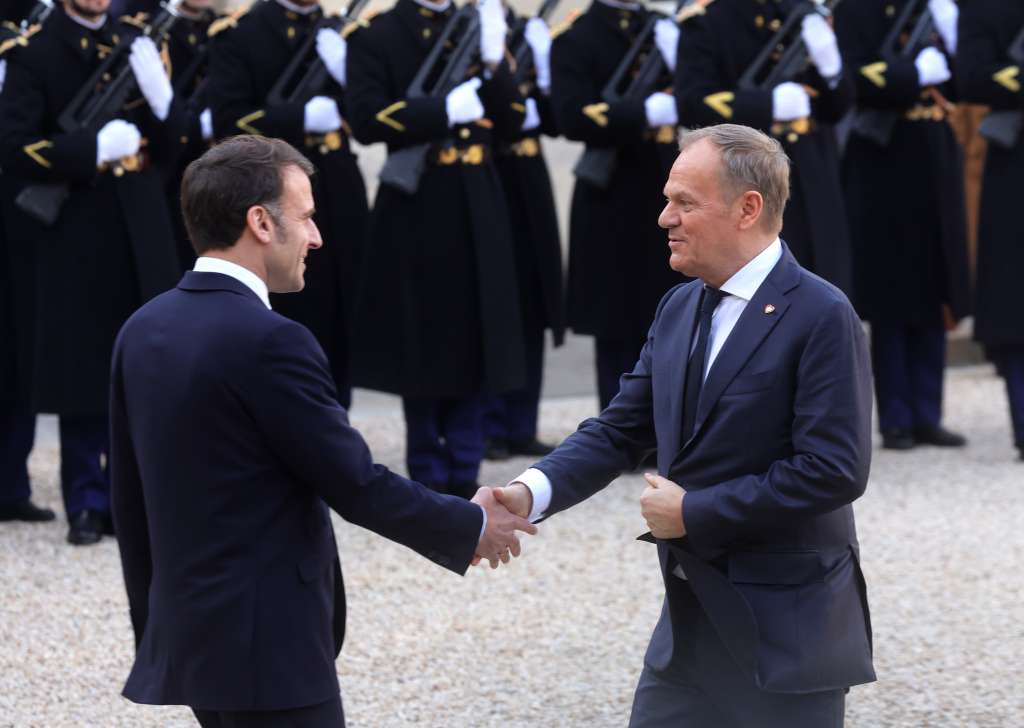 PARIS (France), 17/02/2025.- French President Emmanuel Macron (L) welcomes Polish Prime Minister Donald Tusk (R) ahead of a meeting on war in Ukraine and European security at the Elysee Palace in Paris, France, 17 February 2025. (Francia, Ucrania) EFE/EPA/TERESA SUAREZ
