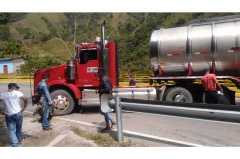 Bloquean la vía Panamericana entre Popayán y Cali por manifestaciones del 27N