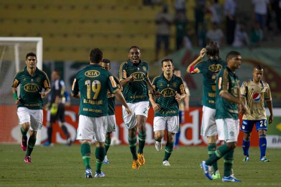 Jugadores de Palmeiras celebran la victoria en juego de ida por octavos de finald e Sudamericana ante Millonarios. / EFE