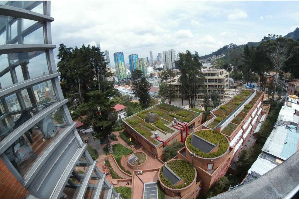  Campus de la Universidad de los Andes visto desde el noveno piso del bloque Q. / Carlos Arturo Acosta - Wikimedia Commons