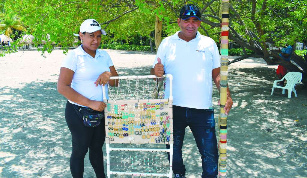 Edenys Cepeda y Yesileth Perozo venden sus artesanías en las playas de Santa Marta.