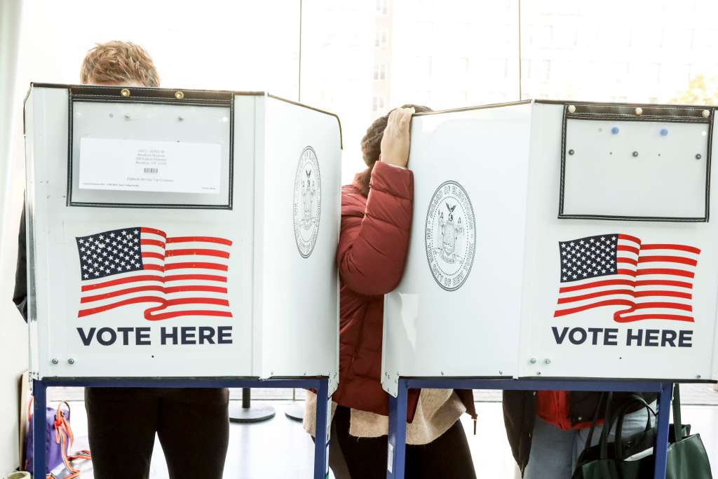 New York (United States), 05/11/2024.- Voters cast ballots at a polling station in the lobby of the Brooklyn Museum on Election Day in the Brooklyn borough of New York, New York, USA, 05 November 2024. Voters across the country are casting ballots today for President of the United States in a tightly contested race between Republican presidential candidate Donald J. Trump and Democratic presidential candidate US Vice President Kamala Harris, as well as for candidates in Senate and Congressional races. (Elecciones, Estados Unidos, Nueva York) EFE/EPA/SARAH YENESEL