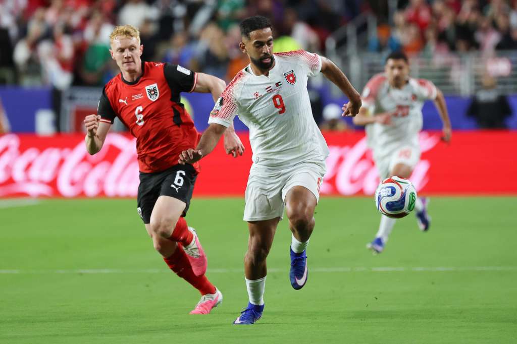 GR3303. SANTA CLARA (ESTADOS UNIDOS), 16/06/2026.- Nicolas Seiwald (i) de Austria disputa un balón con Ali Alowan de Jordania este martes, en un partido del grupo J del Mundial de la FIFA 2026 entre Austria y Jordania en el estadio Levi's en Santa Clara (EE.UU.). EFE/ Miguel Gutiérrez