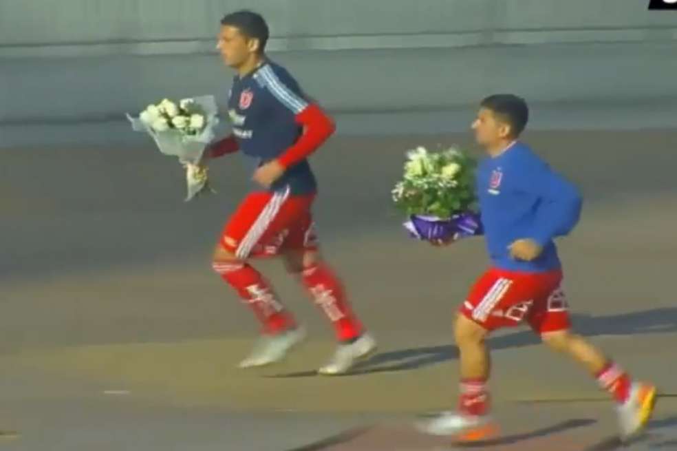 Los futbolistas Isaac Díaz y David Pizarro en un homenaje a las víctimas de la dictadura chilena. / Captura de pantalla