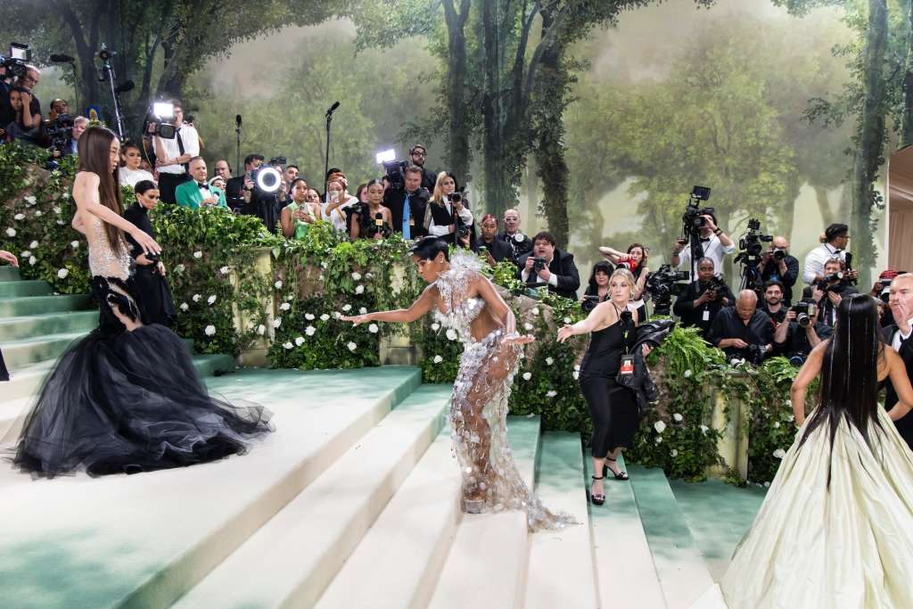 New York (United States), 07/05/2024.- Janelle Monae (C) nearly loses her balance as designer Vera Wang (L) looks on while arriving on the red carpet for the 2024 Met Gala, the annual benefit for the Metropolitan Museum of Art's Costume Institute, in New York, New York, USA, 06 May 2024. The event coincides with the Met Costume Institute's spring 2024 exhibition, 'Sleeping Beauties: Reawakening Fashion,' which will take place from 10 May to 02 September 2024. (Moda, Nueva York) EFE/EPA/JUSTIN LANE