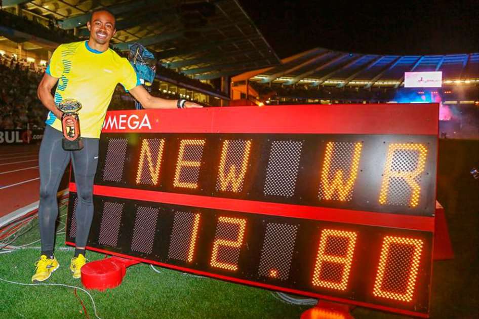 El atleta estadounidense Aries Merritt posa después de imponer un nuevo registro en los 110 metros con vallas. / EFE