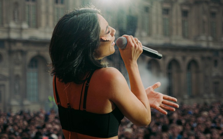 RaiNao llevó su música al museo de Louvre en París