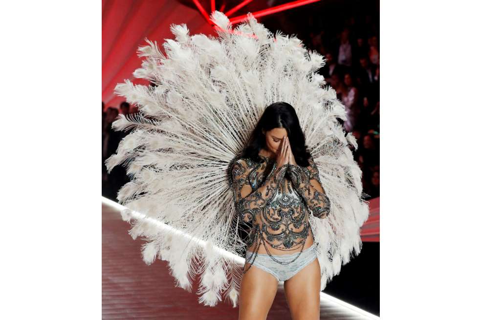 Adriana Lima colgó las alas de Victoria’s Secret