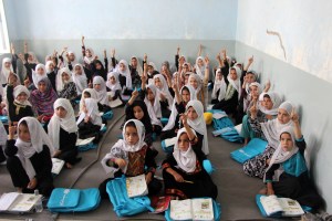 Las escuelas secretas donde las niñas afganas desafían a los talibanes