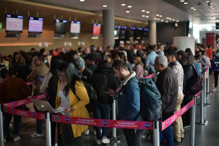 Incluso, algunos usuarios señalan que hace dos días los vuelos que tenían programados para este 30 de marzo, fueron reprogramados para la noche de este jueves, y que por el cambio, la aerolínea les habría ofrecido "descaradamente" otro tiquete como compensación.