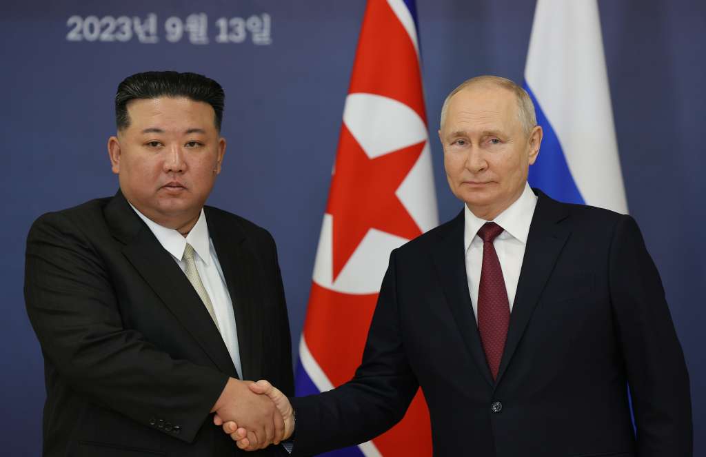 Tsiolkovsky (Russian Federation), 12/09/2023.- Russian President Vladimir Putin (R) shakes hands with North Korean leader Kim Jong Un (L) during their meeting on the Vostochny cosmodrome outside of the town of Tsiolkovsky (former Uglegorsk), some 180 km north of Blagoveschensk in Amur region, Russia, 13 September 2023. (Rusia, Roma) EFE/EPA/VLADIMIR SMIRNOV/SPUTNIK/KREMLIN POOL MANDATORY CREDIT
