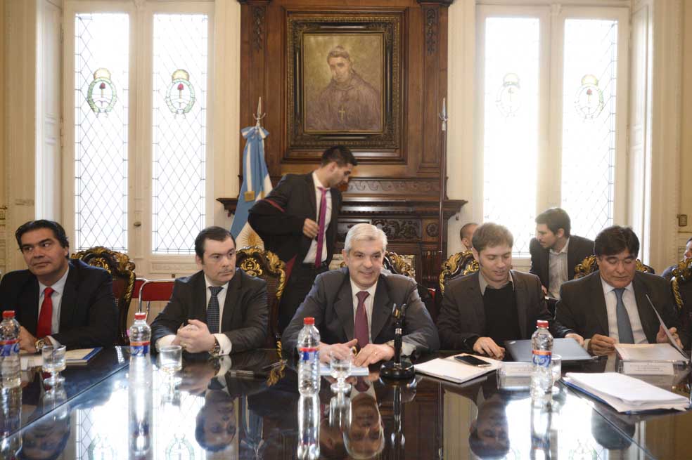 El jefe del gabinete de Argentina, Jorge Capitanich (centro), y el ministro de Economía, Axel Kicillof (derecha), en la reunión con el Congreso en Buenos Aires. / AFP
