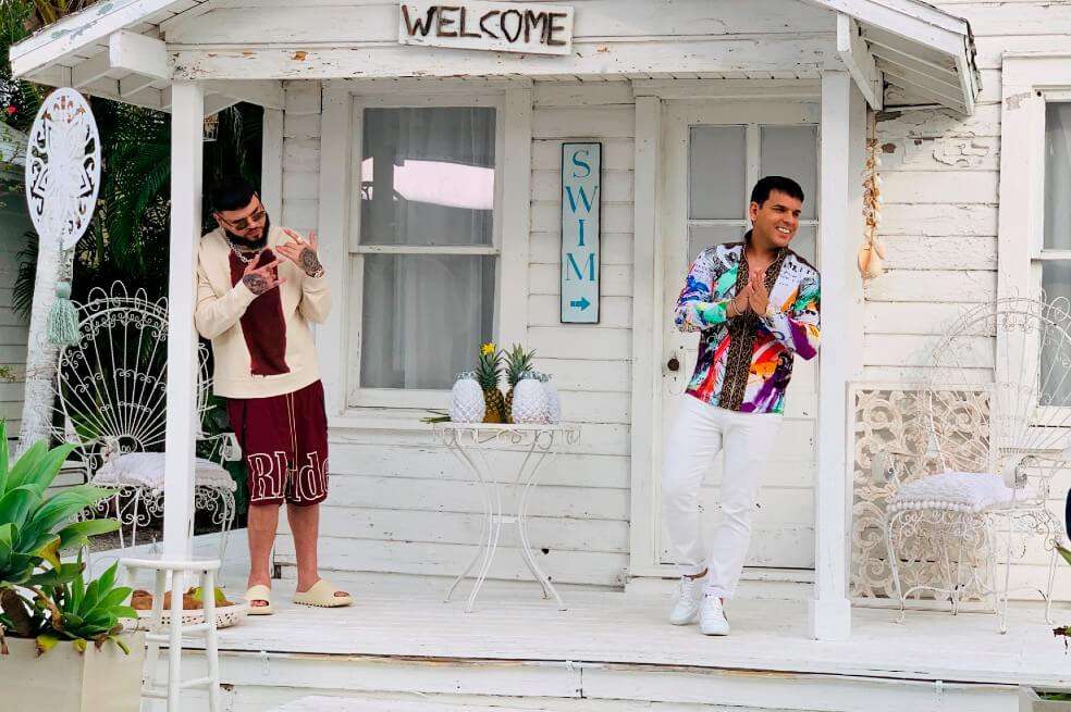 Tito El Bambino (d) y Farruko (i) mientras posan para una fotografía en Miami, Florida (Estados Unidos).