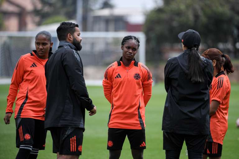 Linda Caicedo (centro) es la única de las jugadoras de la selección de Colombia que juega en un equipo del extranjero. Pertenece al Real Madrid de España.